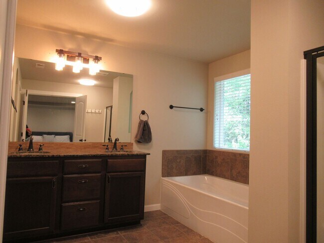 Building Photo - 5 bedroom, 1.5 bath home in Tehaleh