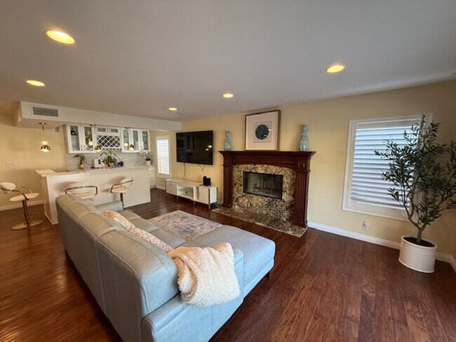 Building Photo - Fully Furnished 5 bedroom home