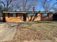 Building Photo - Won’t last long! Make the call today!