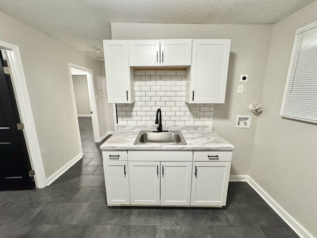 Building Photo - 1862 Farrington St