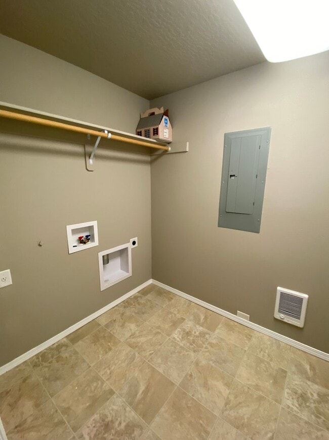 Building Photo - Beautiful 2 bedroom Home in Cottage Grove-...