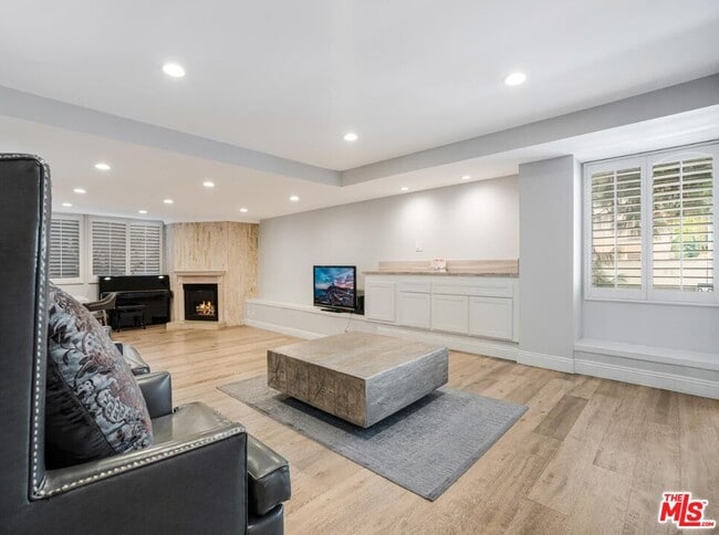 Building Photo - 441 N Oakhurst Dr