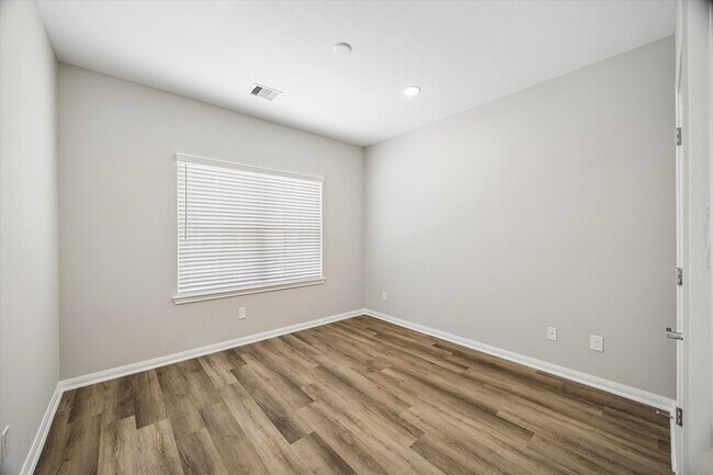 Building Photo - 206 Clark Rd
