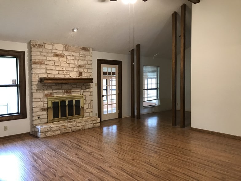 Living room - 11203 Oak View Dr