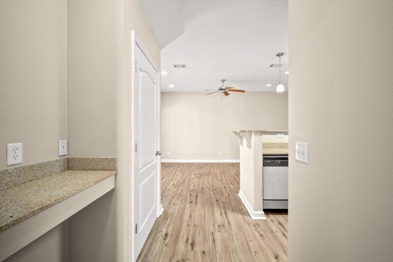 Building Photo - 833 Arbor Lake Dr
