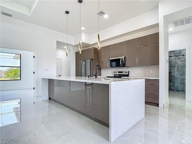 Building Photo - 323 NE 19th Terrace