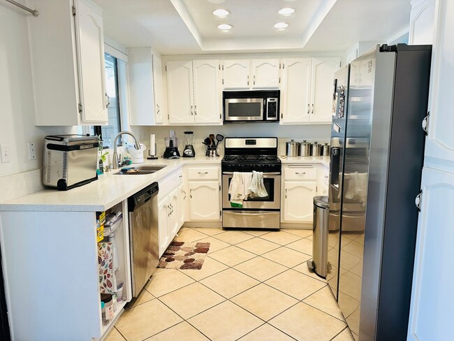 Building Photo - Updated Townhome Close to LLUMC & VA Hospital