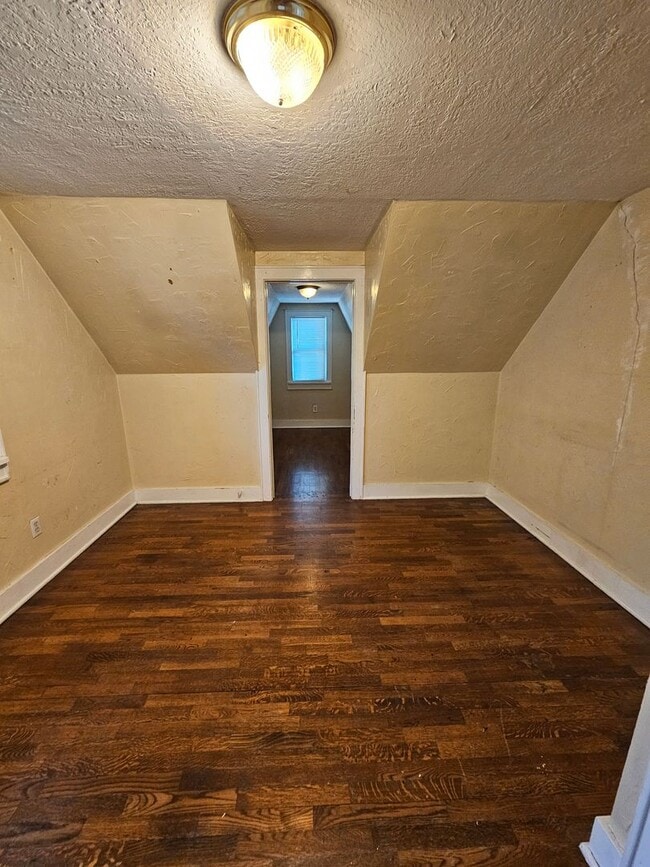Building Photo - (4) Bed, (3) Bath with (2) Living Areas Avail NOW! Short-Term Lease Avail!