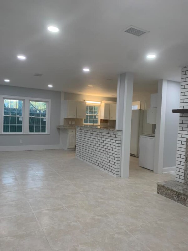 Building Photo - 403 73rd Ave N
