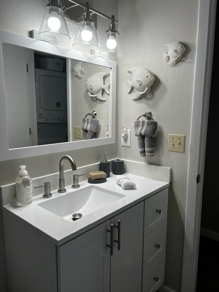 main bath vanity - 927 Capri Isles Blvd