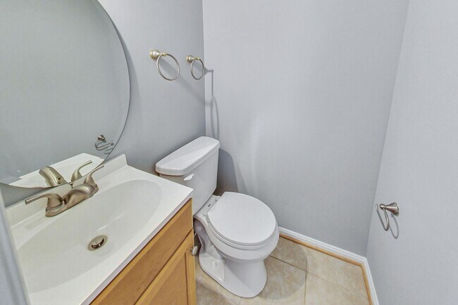 Building Photo - Beautifully maintained end unit Townhouse located in Stonebridge subdivision!