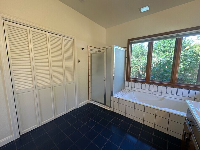 Building Photo - 406 N Santa Cruz Ave