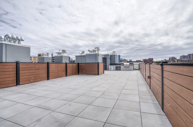 Building Photo - 303 Madison St