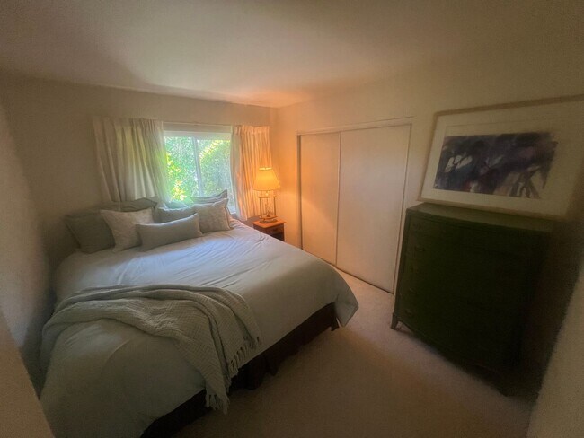 Building Photo - Scenic Hillside Living – Spacious 3 Bed, 2 Bath with Sweeping Views