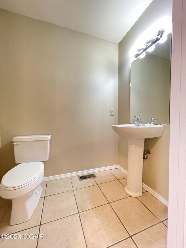 Building Photo - 913 Briarview Dr