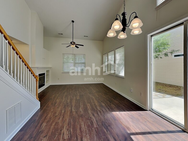 Building Photo - 9428 Meadowmont View Dr