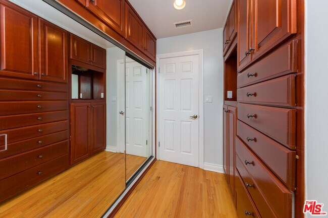 Building Photo - 9808 Hillgreen Pl