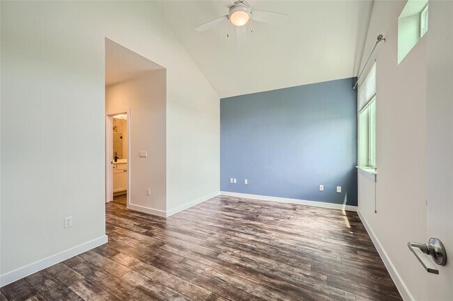 Building Photo - 801 N Bluff Dr