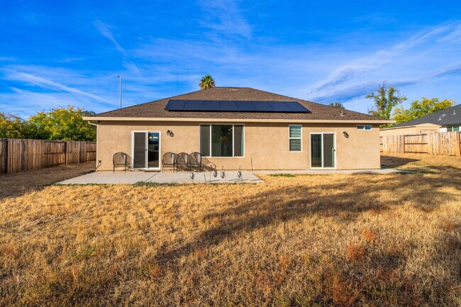 Building Photo - Modern 3-Bed / 2-Bath Home in Redding- Dog...