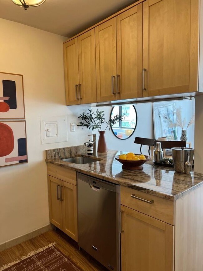 Building Photo - 522 21st St NW