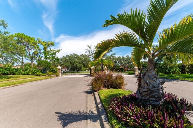 Building Photo - 4 Bed / 3 Bath Unfurnished Family Home wit...