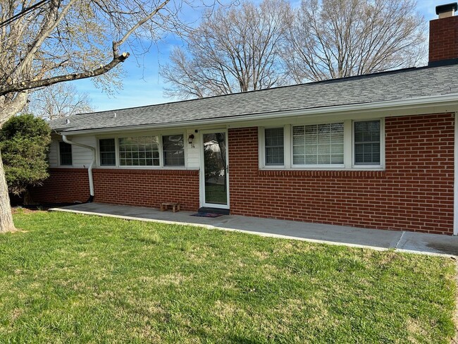 Building Photo - Weaverville - Clean and Tidy! Home Office,...