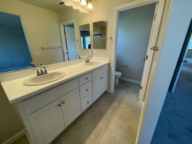 Building Photo - Newer Florsheim Home