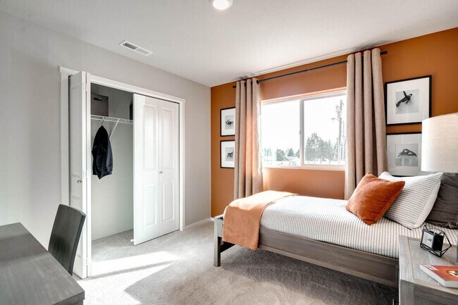 Building Photo - Modern 4 bedroom with den and neighborhood pool!