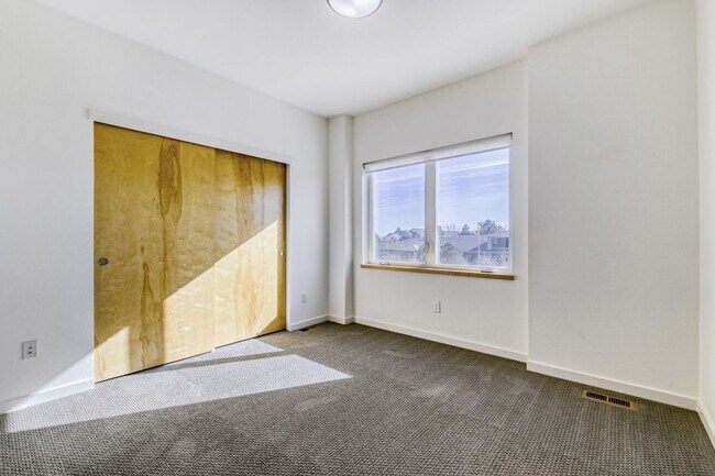 Building Photo - Bright Contemporary 3 Bedroom 2 Bath - August 1st!