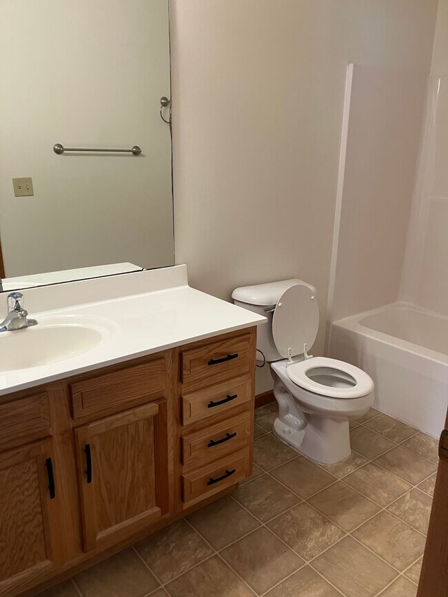 Building Photo - Coming soon! 2 Bedroom, Ranch Townhome with Garage!