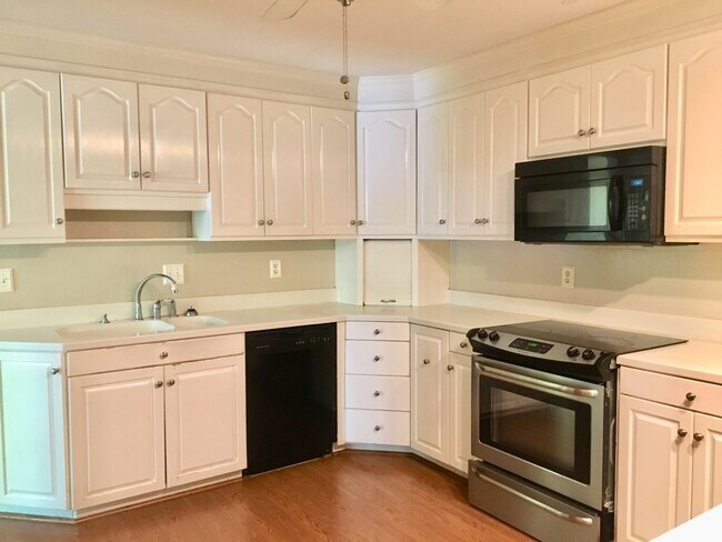 Building Photo - Forest Acres