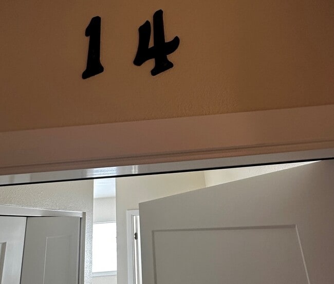 Building Photo - 1935 W Table Rock Rd