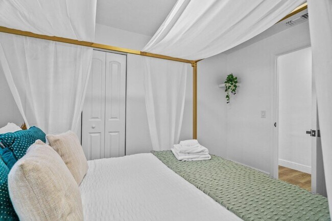 Building Photo - Modern 4BR South Tampa Home | Yard | Near the Bay