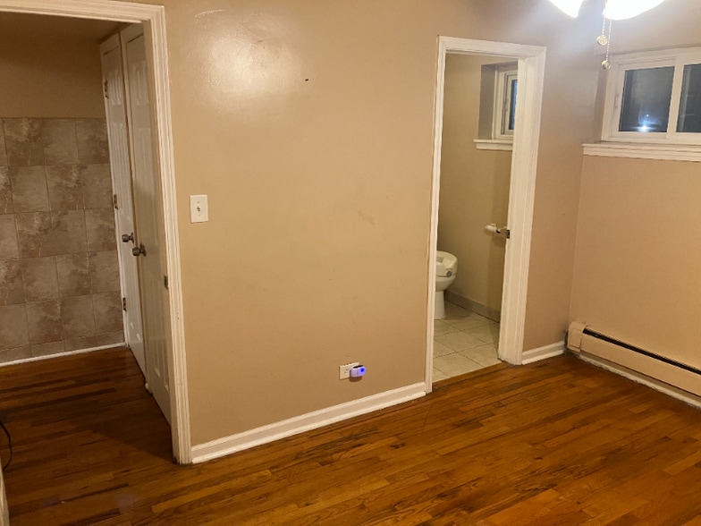 Building Photo - 2040 W Hood Ave