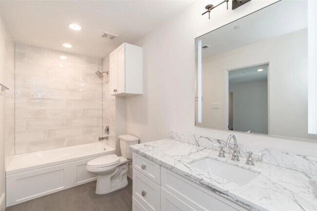 Building Photo - 3821 N Braeswood Blvd