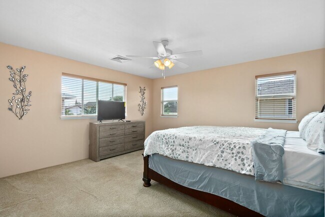 Building Photo - Welcome to this bright and inviting 3 bedroom