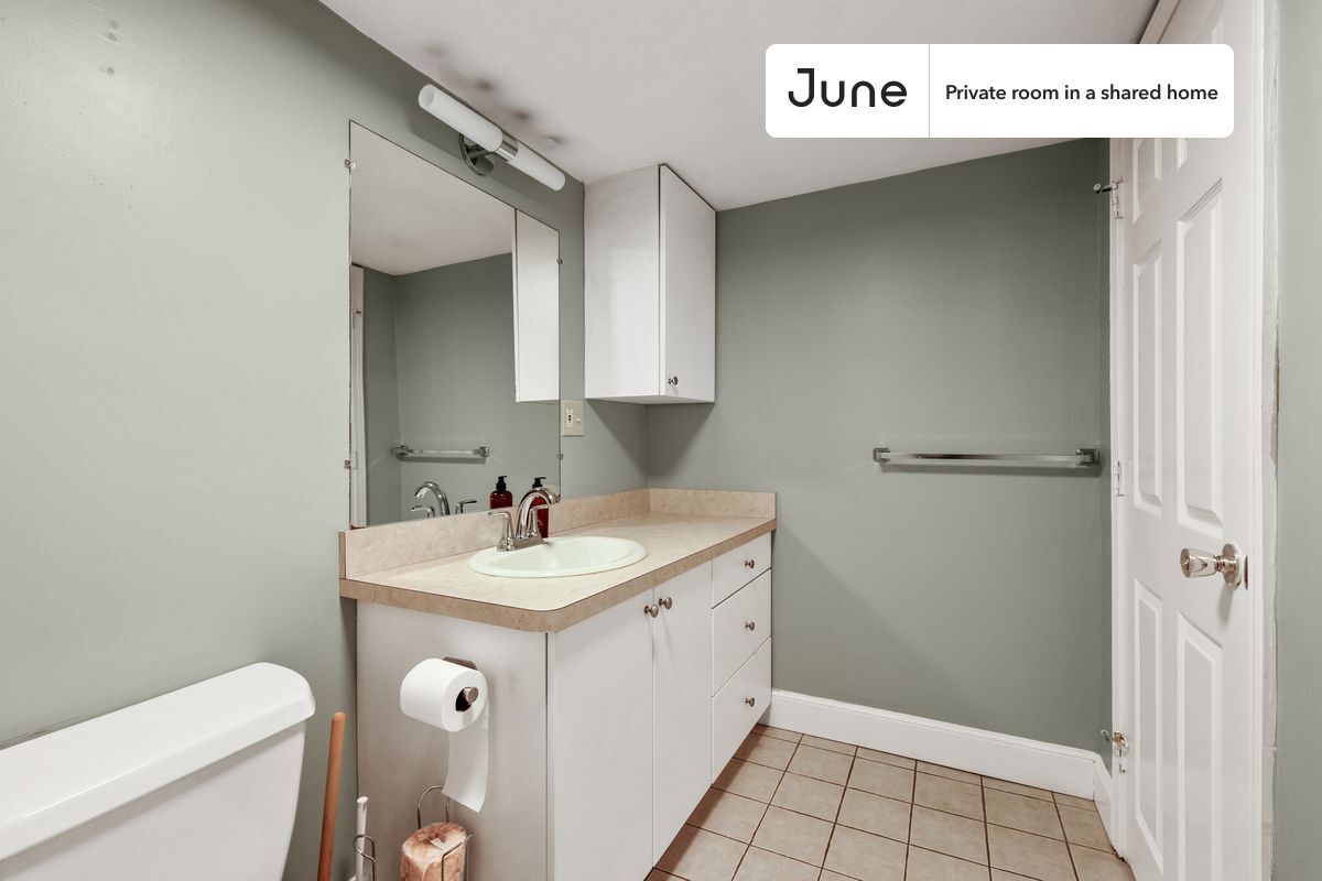 Building Photo - Private bedroom in 2 bed/1 bath Home