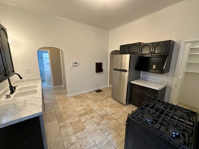 Building Photo - 329 W 8th Ave