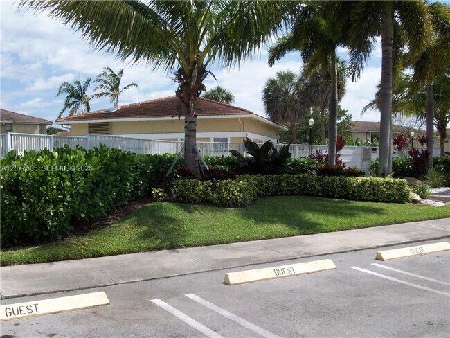Building Photo - 10230 Twin Lakes Dr