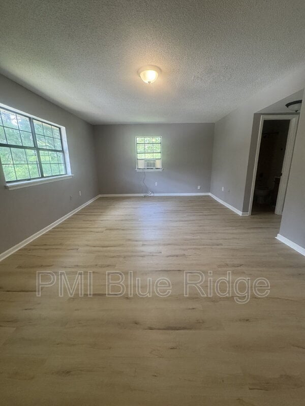 Building Photo - 2020 Somerset Dr