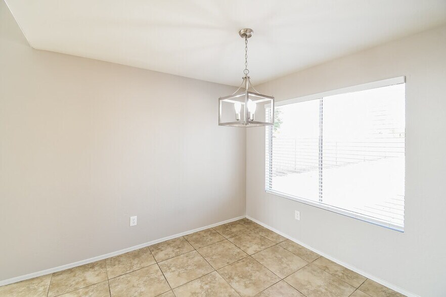 Building Photo - 790 E Saragosa St