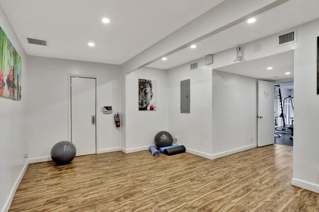 Building Photo - 1167 Hillsboro Mile