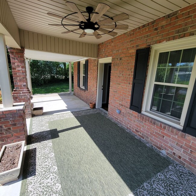 Building Photo - 4/2 Bungalow in Algood City Limits