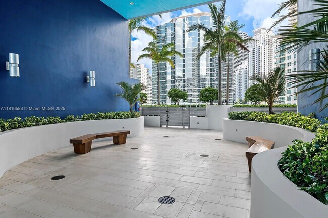 Building Photo - 1300 Brickell Bay Dr
