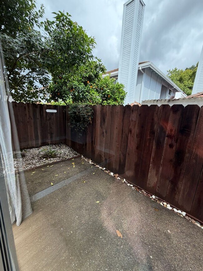 Building Photo - 2 BED 1.5 BATH CONDO IN WALNUT CREEK