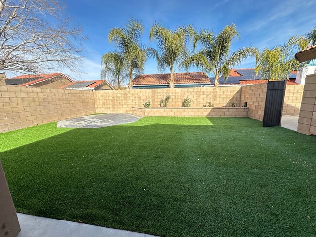 Building Photo - Spacious East Palmdale Home