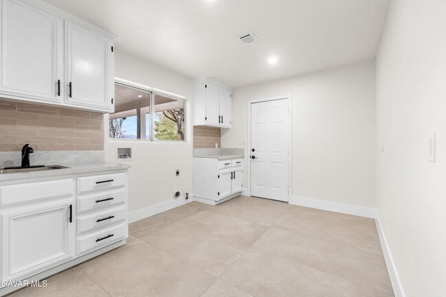 Building Photo - 41901 Cll Clarita