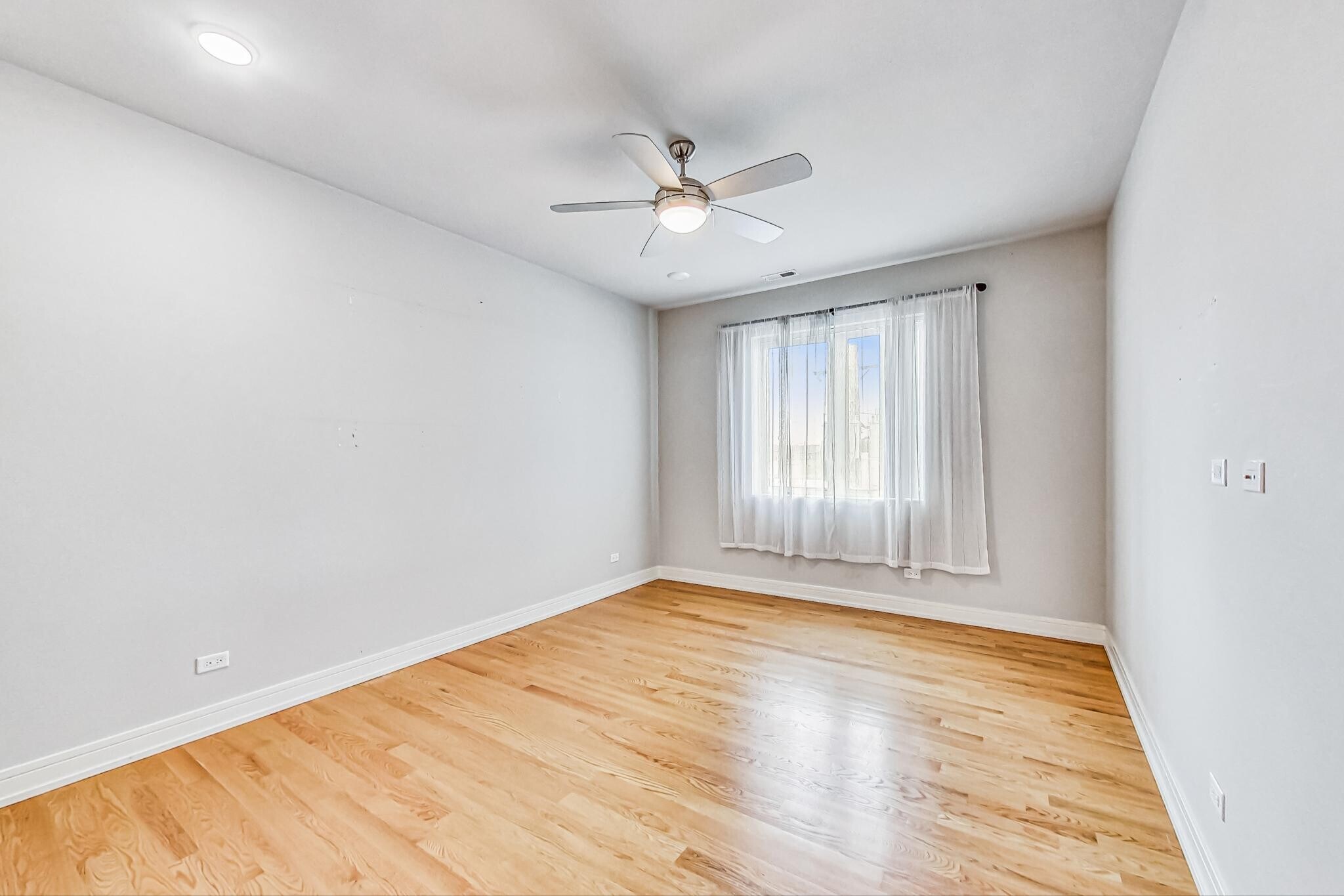 Building Photo - 1641 W Grand Ave