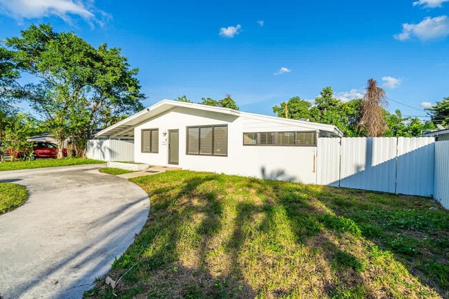 Building Photo - 17835 NE 6th Ave