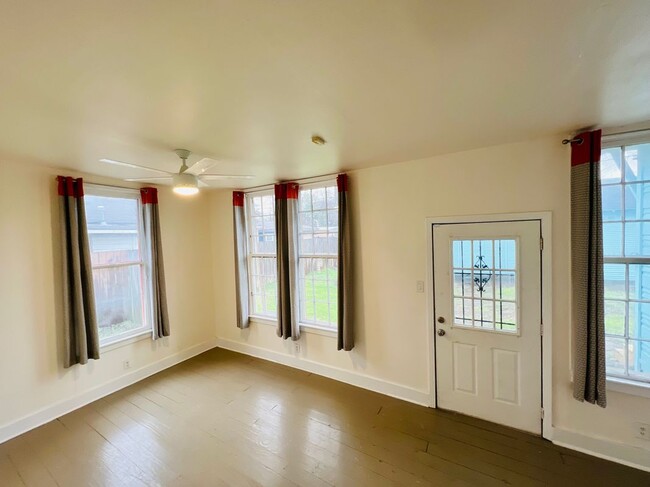Building Photo - 1554 W Lullwood Ave